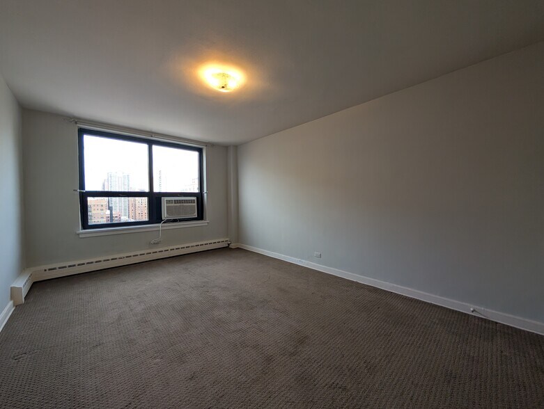 Building Photo - 429 W Wellington Ave