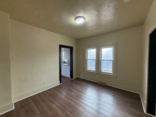 Building Photo - Two bedroom, one bathroom, pet friendly home located in Scottsbluff, NE.