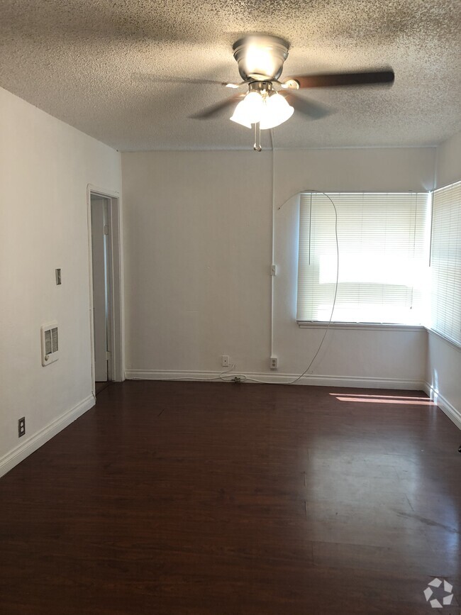 Building Photo - 1056 Cedar Ave