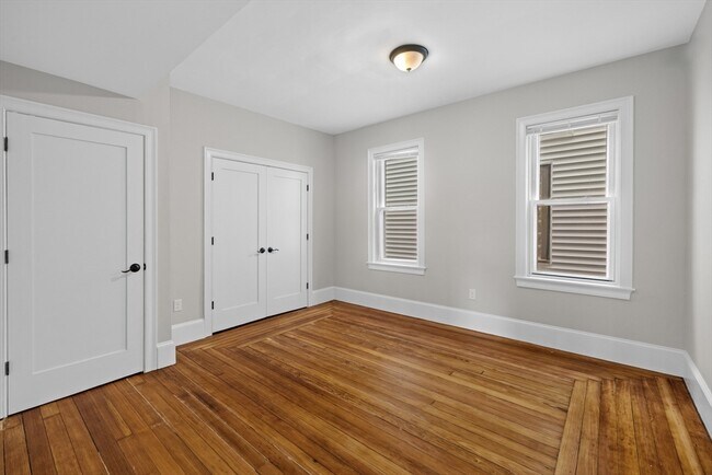 Building Photo - 921-923-923 E Broadway