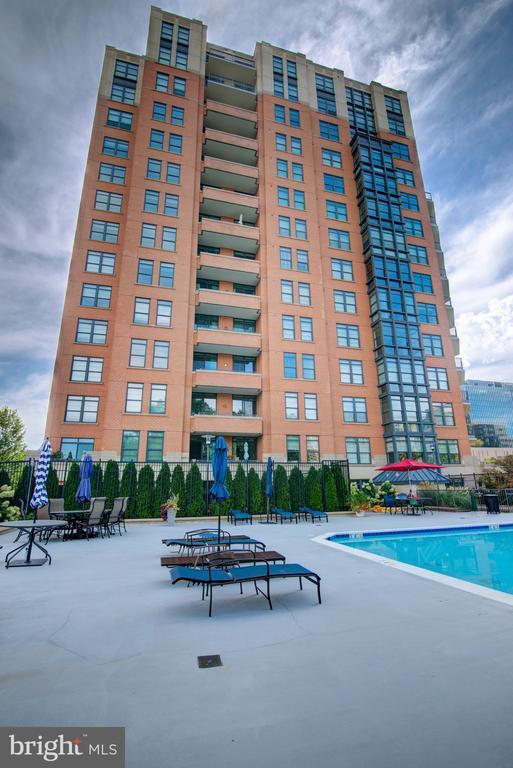 Building Photo - 1830 Fountain Dr