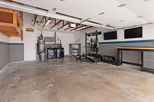Building Photo - 3 bed 1.5 baths + 2 car garage with a larg...