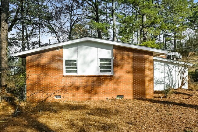 Building Photo - 645 Melrose Dr