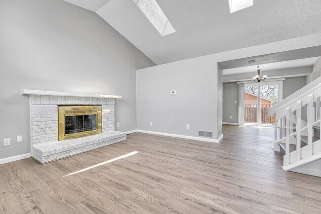 Building Photo - $2,445 - 3 Bed, 1 Bath Newly Renovated Hom...