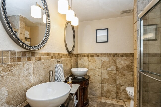 Building Photo - 1111 W 46th St