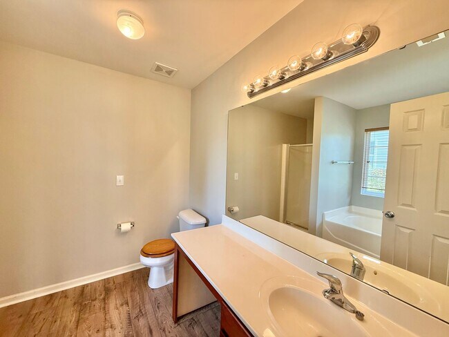 Building Photo - Charming 3BD, 3.5BA Raleigh Home Situated ...