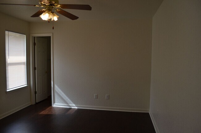 Building Photo - 2208 Wildewood Dr