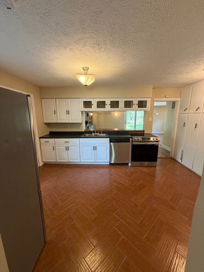 Building Photo - Secluded & Charming 3BR/1BA in Lansing — Section 8 Approved