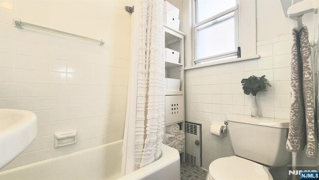 Building Photo - 11 Banta Ave