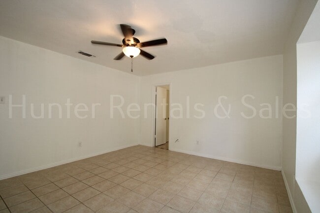 Building Photo - Bright and Open 3 Bedroom Home in Cove!