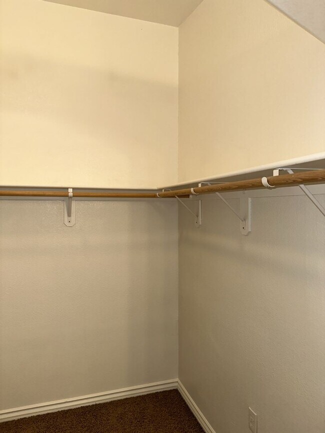 Building Photo - Unfurnished Pool Home