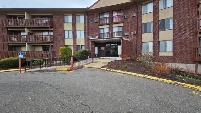 Building Photo - 2310 Cromwell Hills Dr