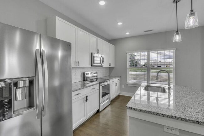 Building Photo - Charming 3-Bedroom Townhouse Retreat in Travelers Rest