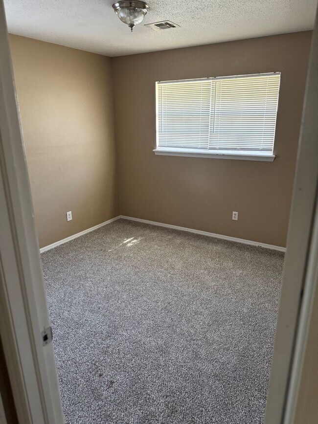 Building Photo - 3 bedroom 1 1/2 bath Home