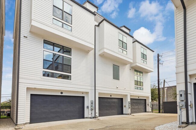 Building Photo - 1120 Ennis St