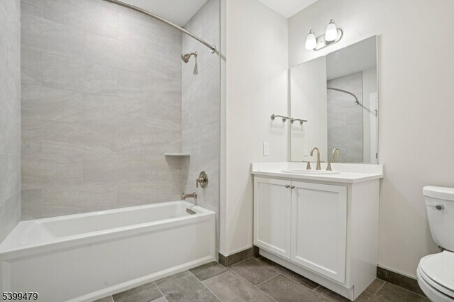 Building Photo - 246 Main St