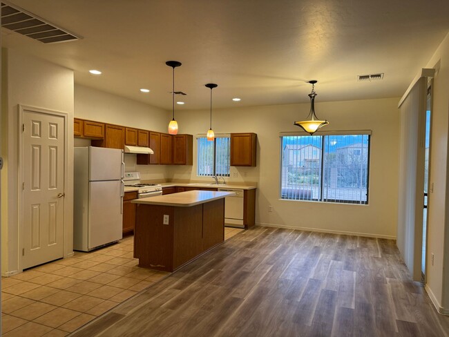 Building Photo - Nice SouthWest Tucson 3Bdm 2Ba, Close Casi...