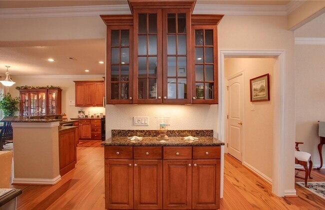 Building Photo - 3 Bedroom 2.5 Bath Townhouse style Condo in Great Neck