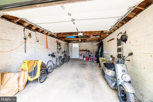 Building Photo - 241 Lynhaven Dr