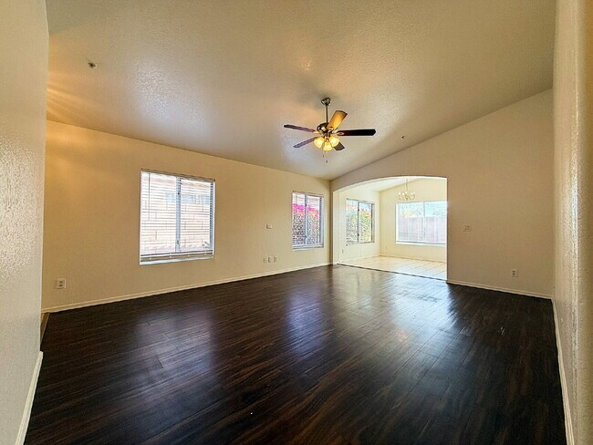 Building Photo - Stylish 1-story 1,301 Sq. Ft. House in Inv...