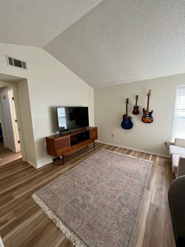Building Photo - Great 3 bedroom 2 bath home!