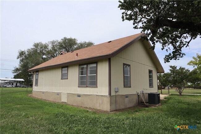 Building Photo - 707 Old Seguin Luling Rd