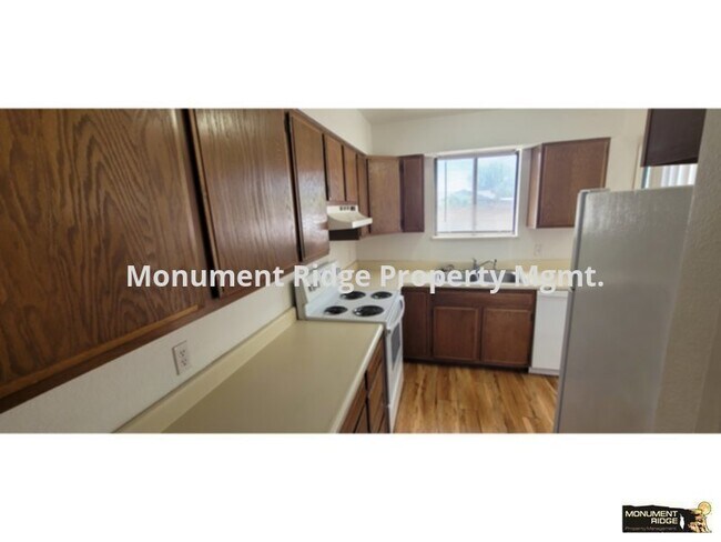 Building Photo - Available Now! Split-level 2 bed 1 bath Cl...