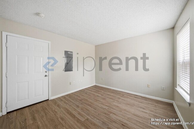 Building Photo - 584 Windsor St SW