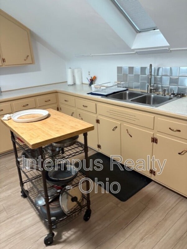 Building Photo - 930 Mansell Dr