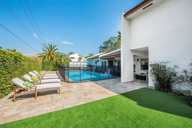 Building Photo - 5901 SW 56th Terrace