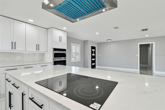 Building Photo - 3913 Fontainebleau Dr