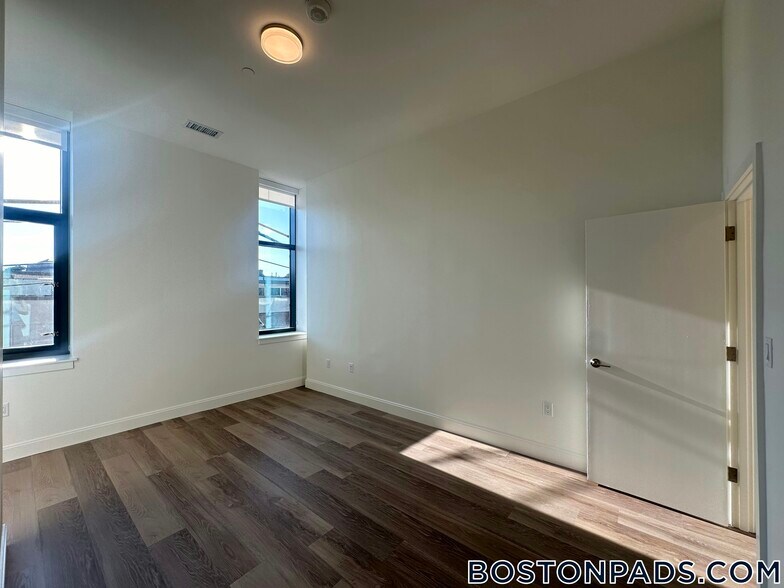 Building Photo - 1079 Commonwealth Ave