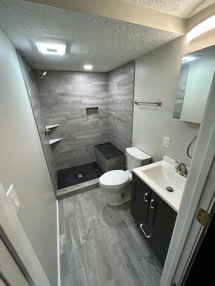 Building Photo - 5161 Singleton Dr