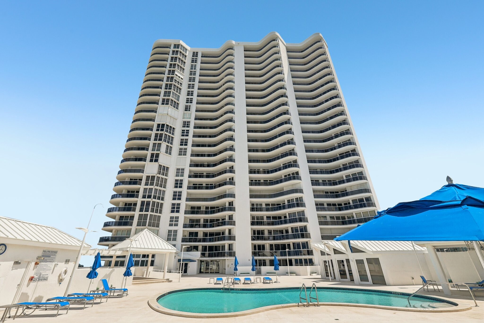 Building Photo - 16711 Collins Ave