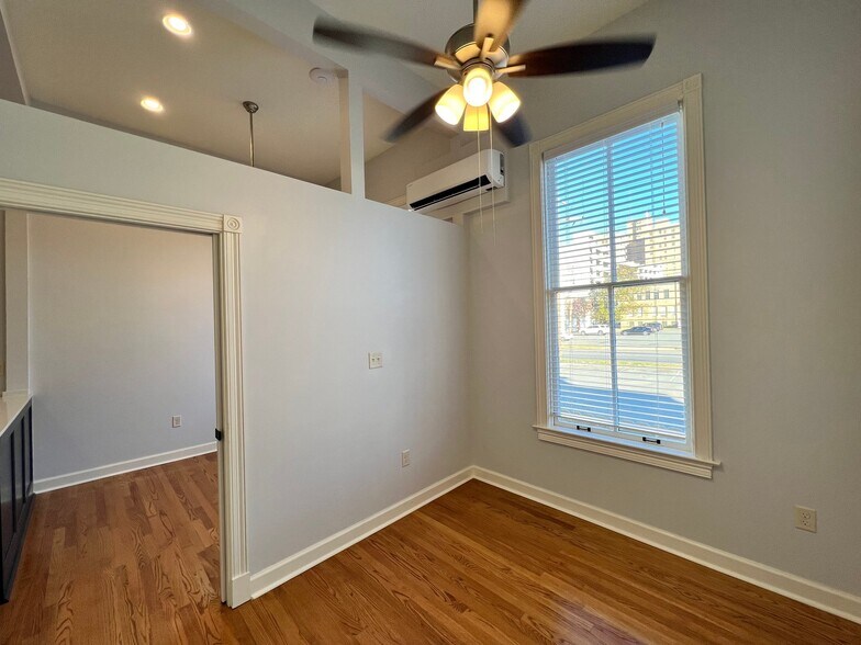 Building Photo - 904 Scott St