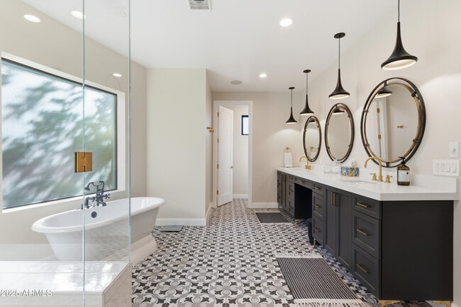 Building Photo - 4601 N Royal View Dr