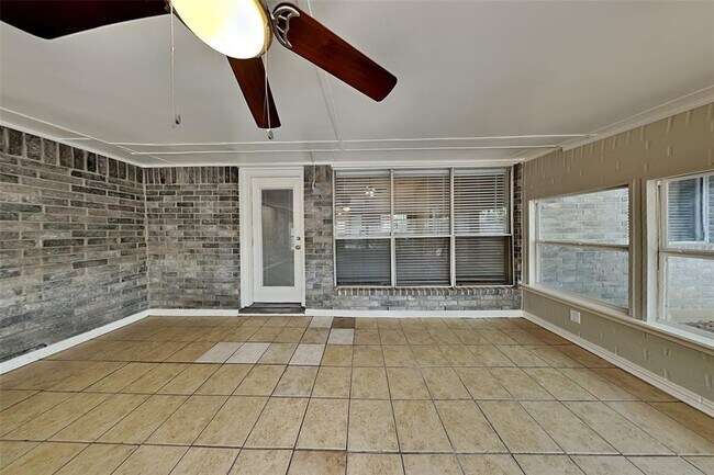 Building Photo - 2415 Pine Cone Dr