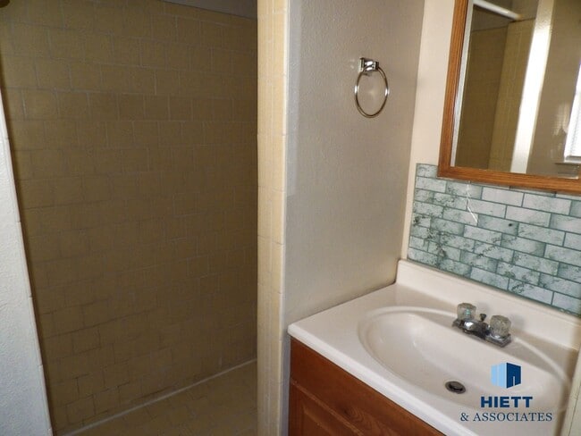 Building Photo - Great move in ready home close to Ft. Bliss