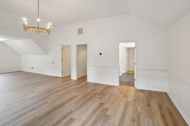 Building Photo - 5 Bed 3 Bath in Jonesboro!