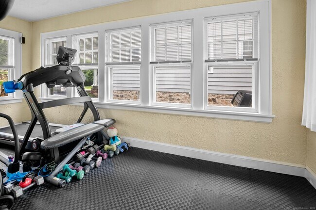 Building Photo - 14 Maple St