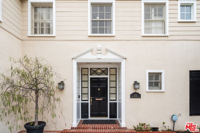 Building Photo - 234 S Roxbury Dr