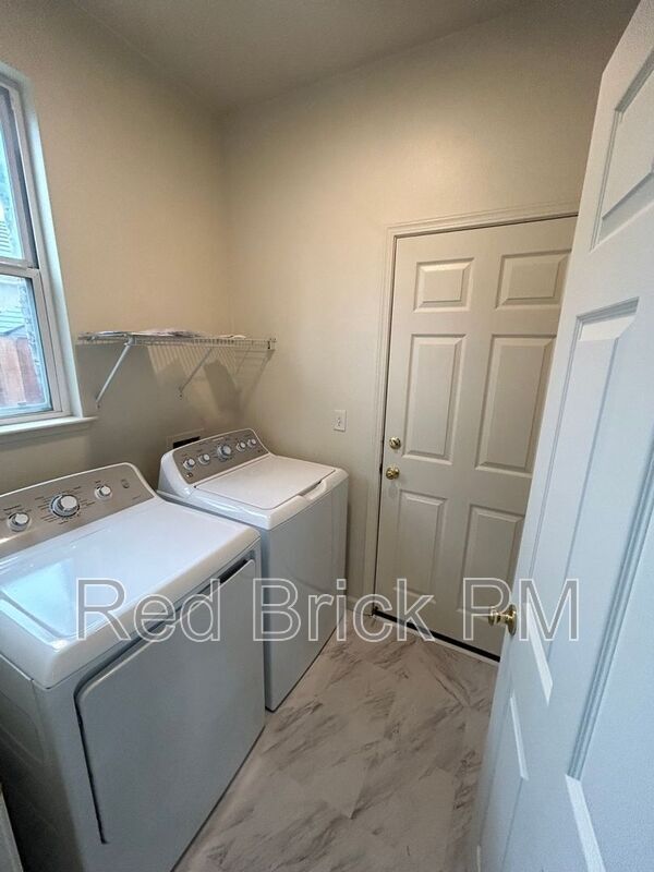 Building Photo - 456 Azalea Ct