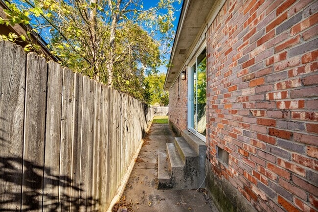 Building Photo - SW Loop 820 - 4304/4306 *Lease Up Only*