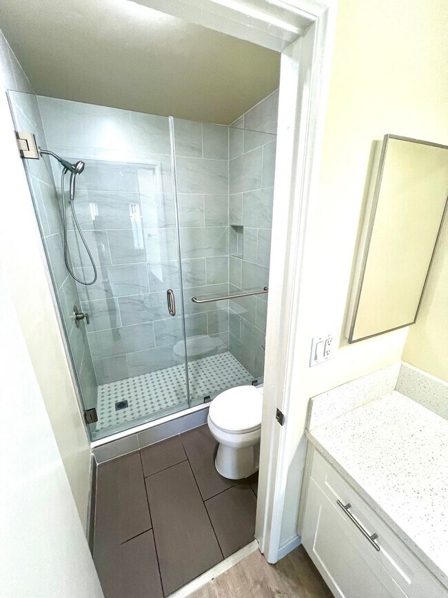 Building Photo - Newly Renovated 3rd Floor with View - One ...