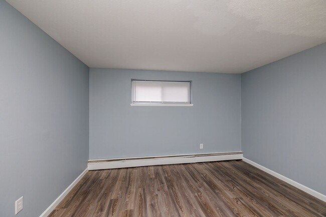 Building Photo - 3rd floor completely renovated and new owners