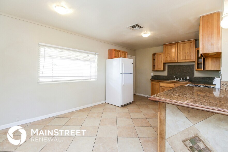 Building Photo - 3908 W Lewis Ave