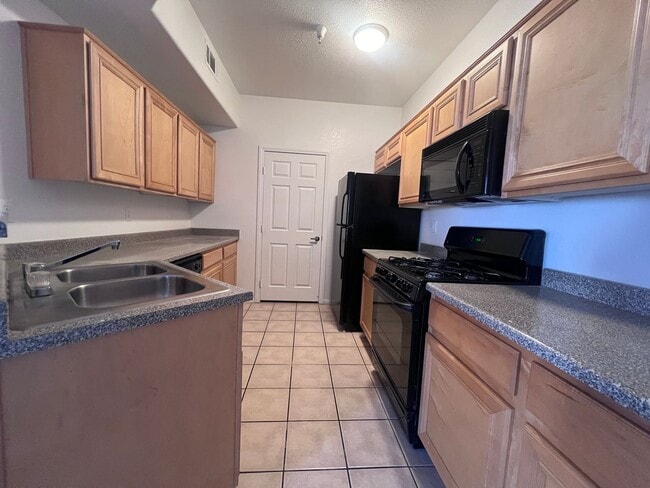 Building Photo - MOVE IN TODAY! 2 bed 2 bath condo close to Aliante Casino