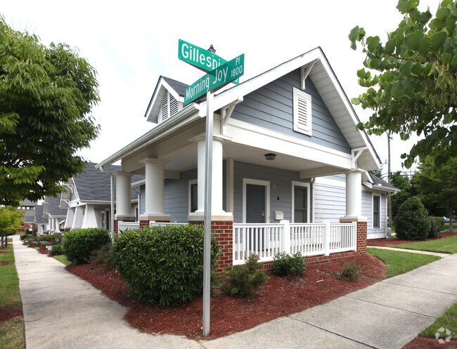 Building Photo - The Villas at North Oak