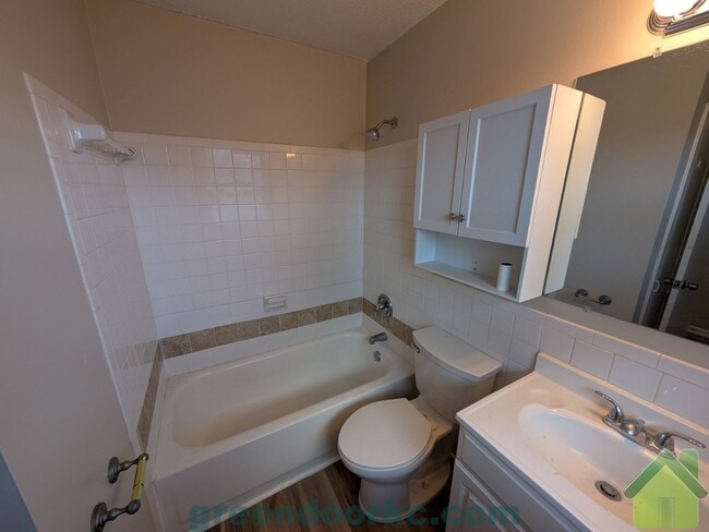 Building Photo - 403 Holiday Dr