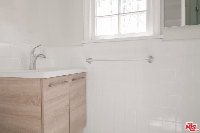 Building Photo - 405 Shirley Pl